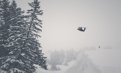 人跳上雪山滑雪叶片
